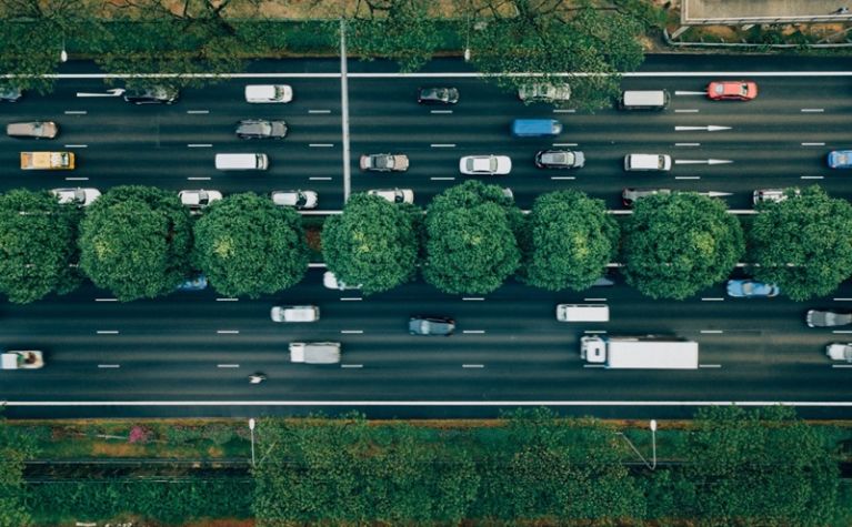 Blog card - How to avoid the dangers of tailgating How to avoid the dangers of tailgating